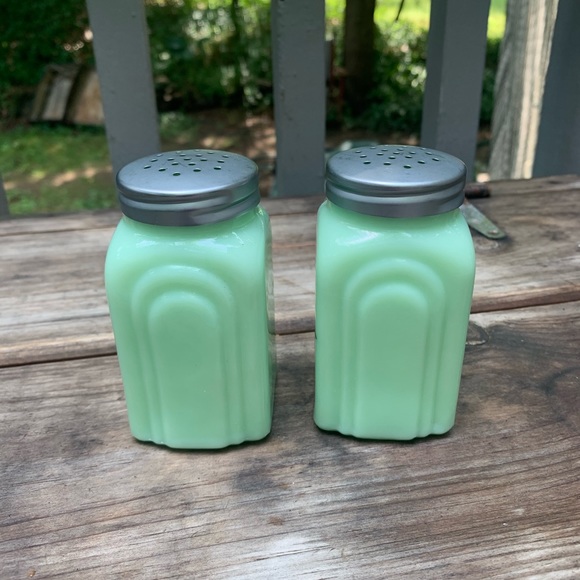 SOLD VINTAGE JADEITE Salt and Pepper Shakers - Picture 2 of 10